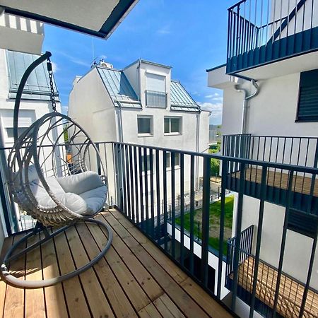 Modern Apartment With Balcony & Free Parking - Nearby Metro Wina Bagian luar foto