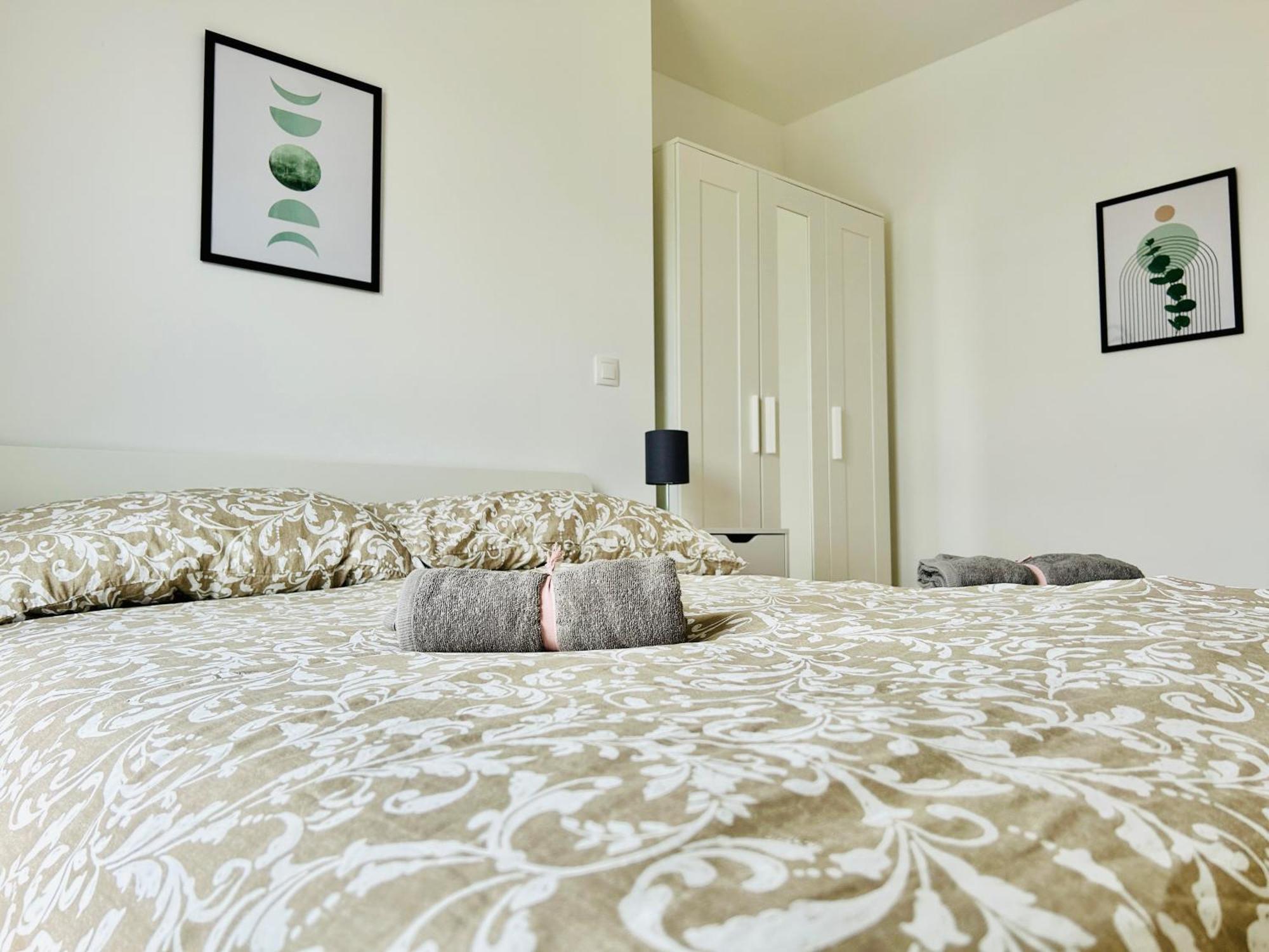 Modern Apartment With Balcony & Free Parking - Nearby Metro Wina Bagian luar foto