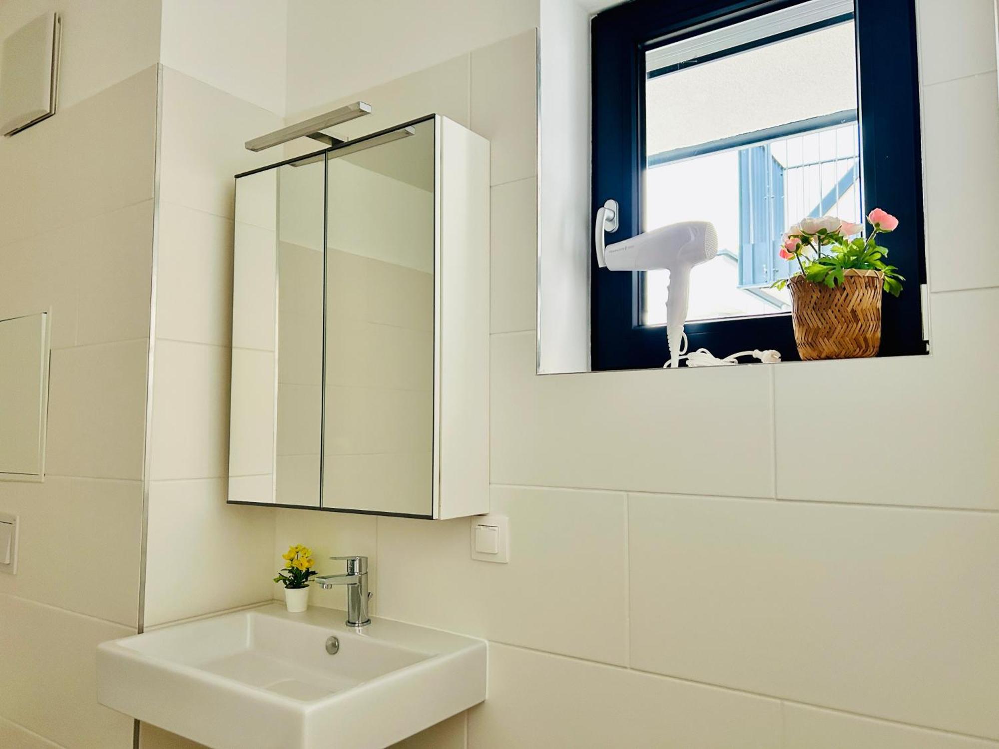 Modern Apartment With Balcony & Free Parking - Nearby Metro Wina Bagian luar foto