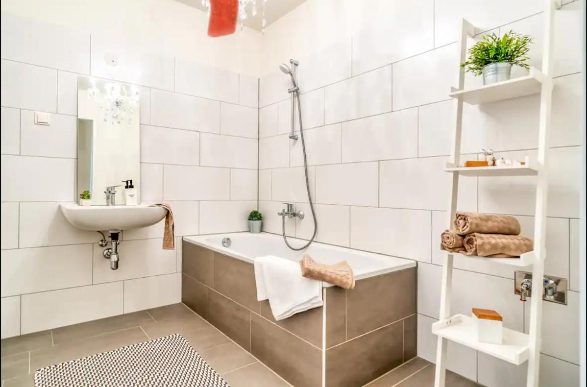 Modern Apartment With Balcony & Free Parking - Nearby Metro Wina Bagian luar foto