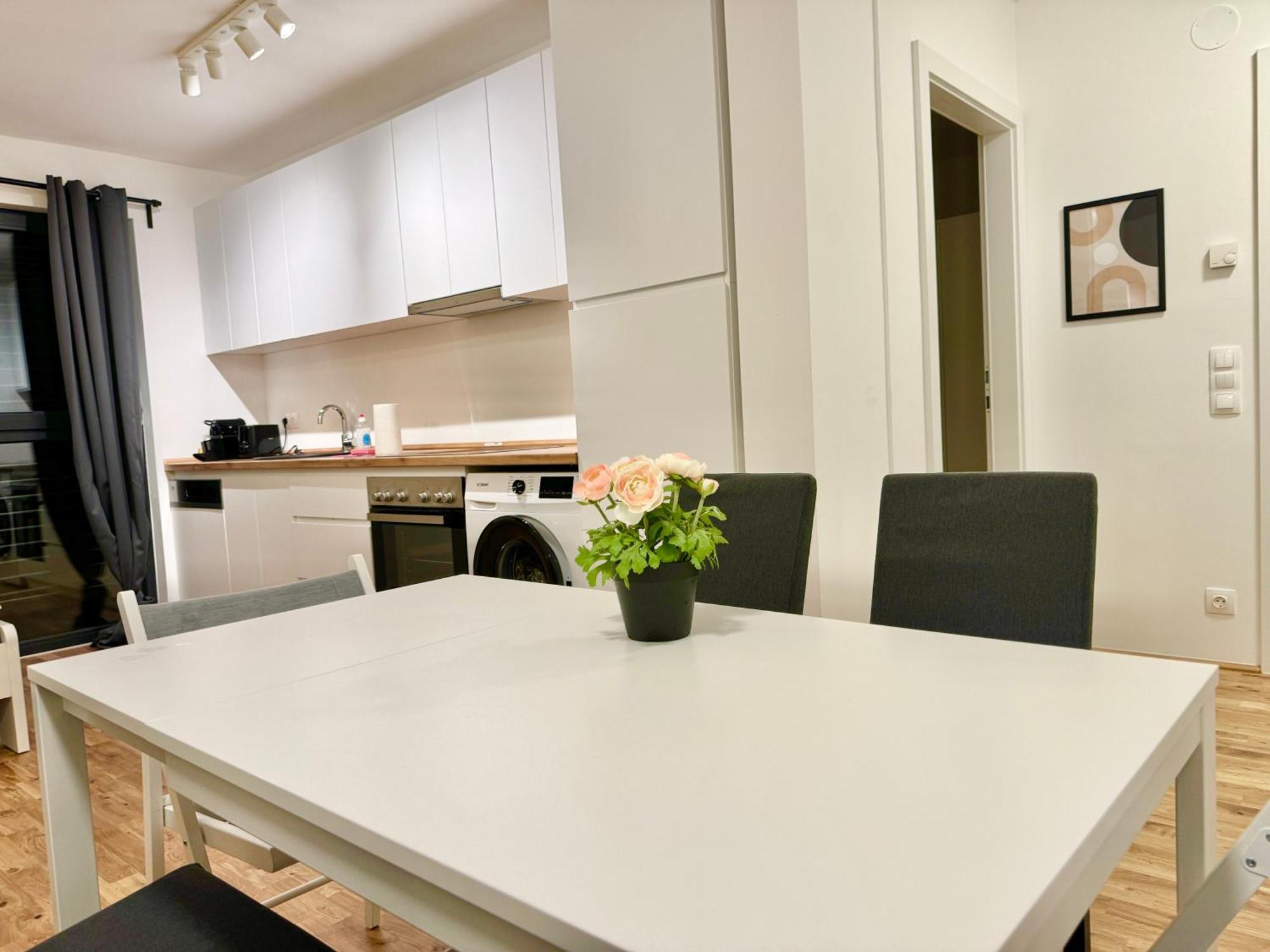 Modern Apartment With Balcony & Free Parking - Nearby Metro Wina Bagian luar foto