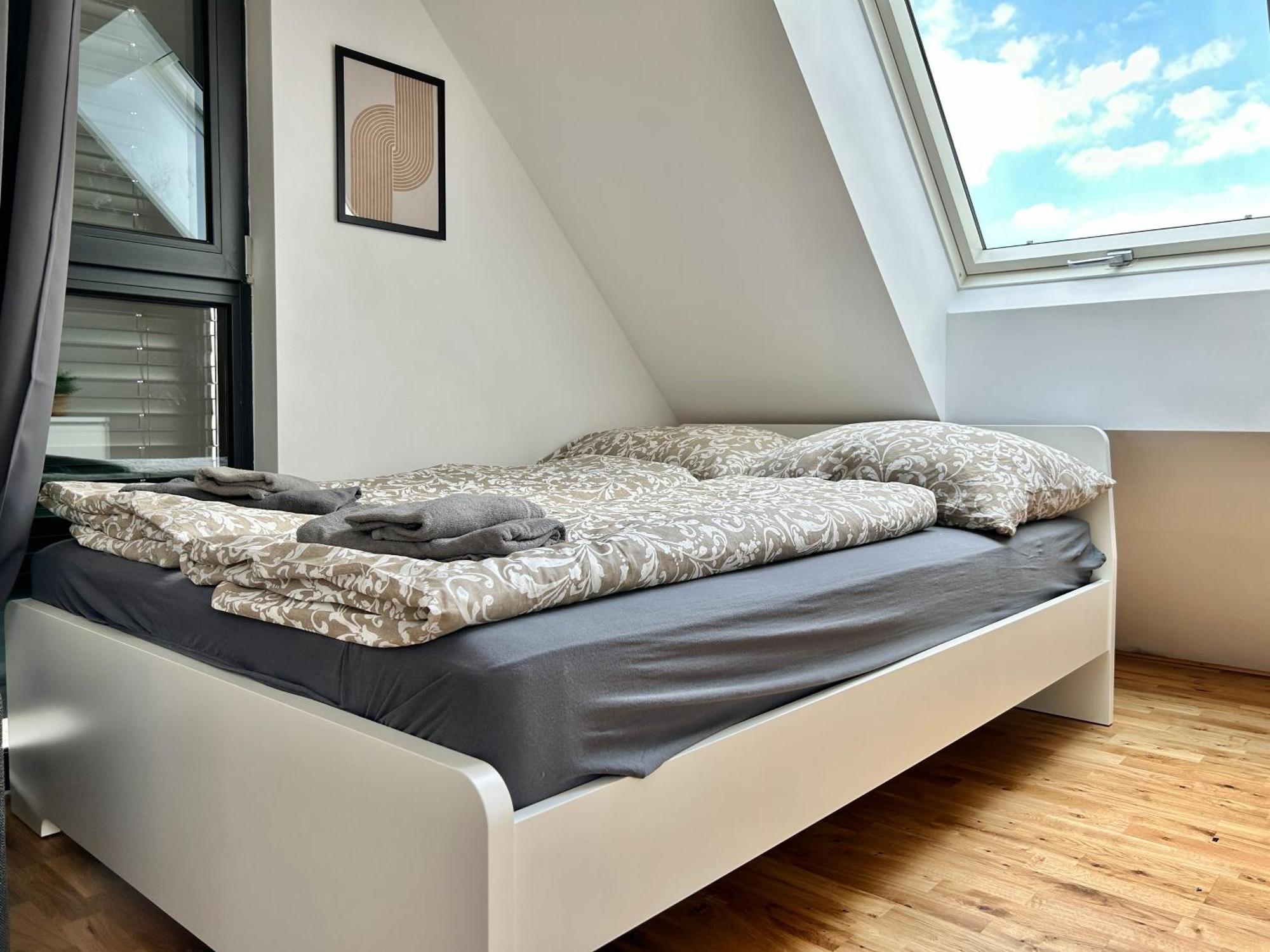 Modern Apartment With Balcony & Free Parking - Nearby Metro Wina Bagian luar foto