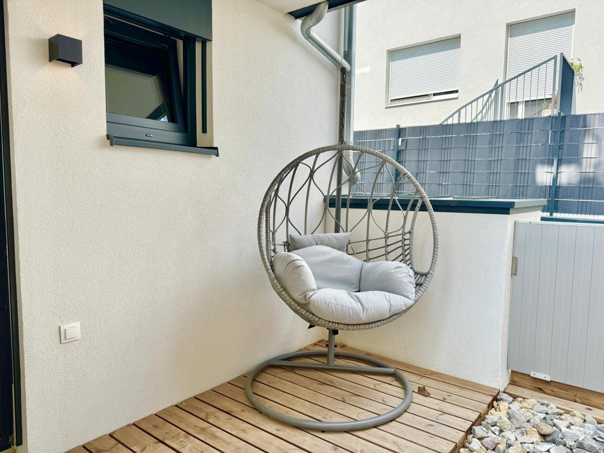 Modern Apartment With Balcony & Free Parking - Nearby Metro Wina Bagian luar foto